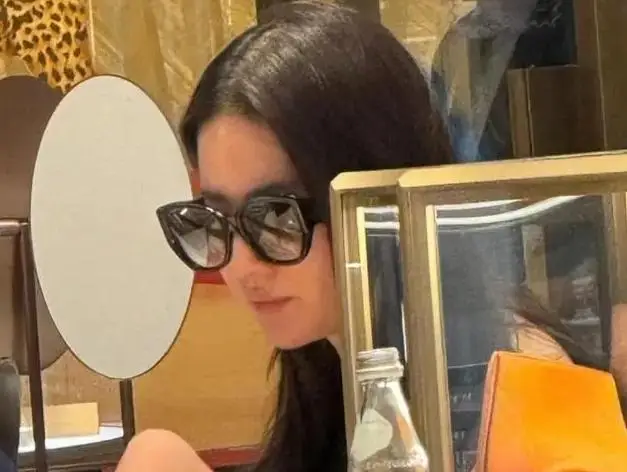 刘晓莉与刘亦菲母女情深_刘亦菲母亲优雅气质_刘亦菲迪丽热巴同框相视一笑