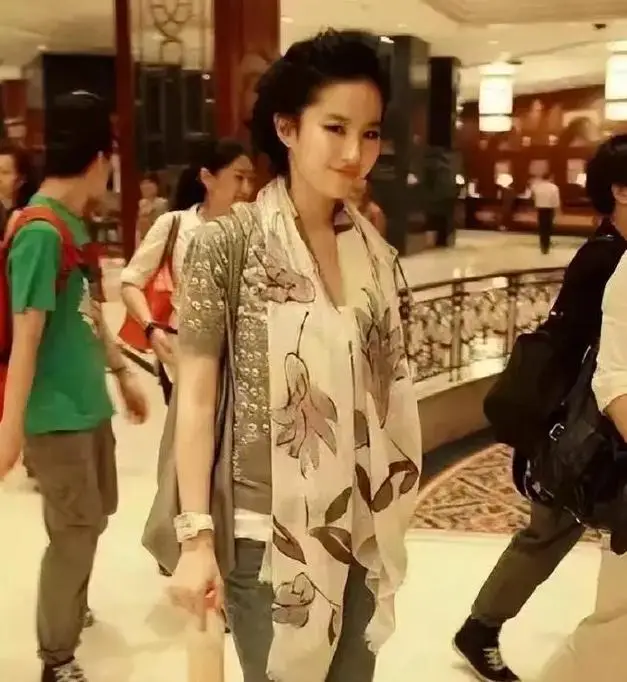 刘亦菲母亲优雅气质_刘晓莉与刘亦菲母女情深_刘亦菲迪丽热巴同框相视一笑