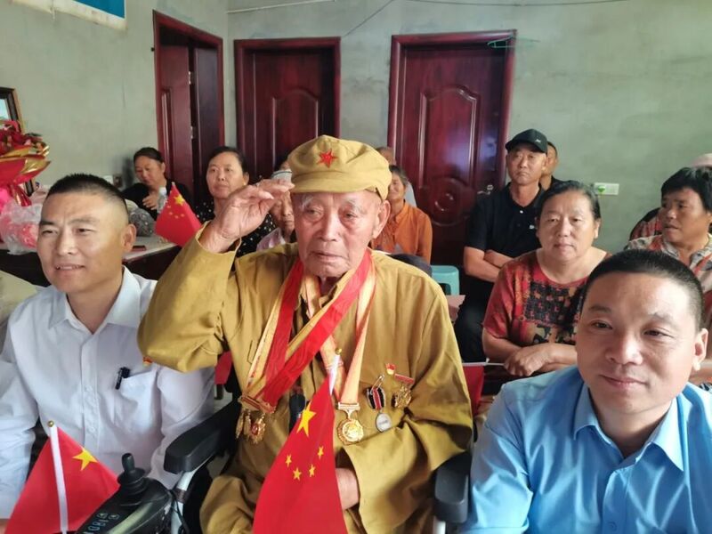 跨越时空的军礼！徐州102岁抗战老兵隔屏致敬天安门国旗