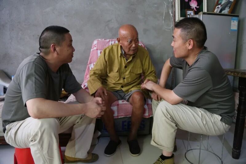 102岁抗战老兵阅兵日隔空观礼_家人称观看阅兵是102岁老人最后心愿_国网邳州供电员工为老兵搭建高清大屏