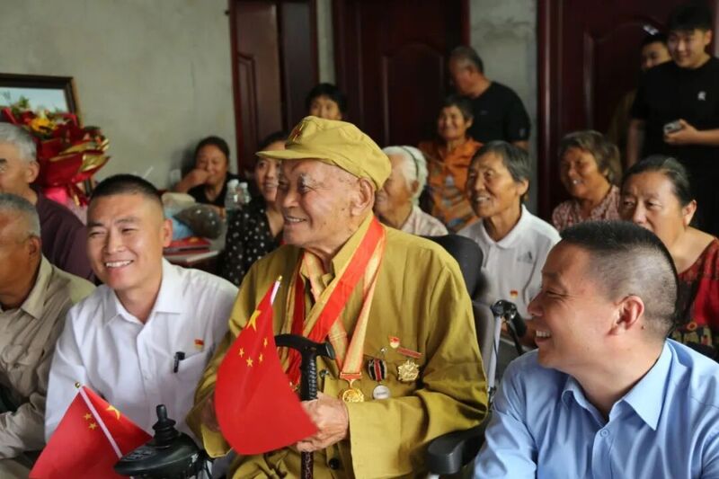 102岁抗战老兵阅兵日隔空观礼_国网邳州供电员工为老兵搭建高清大屏_家人称观看阅兵是102岁老人最后心愿