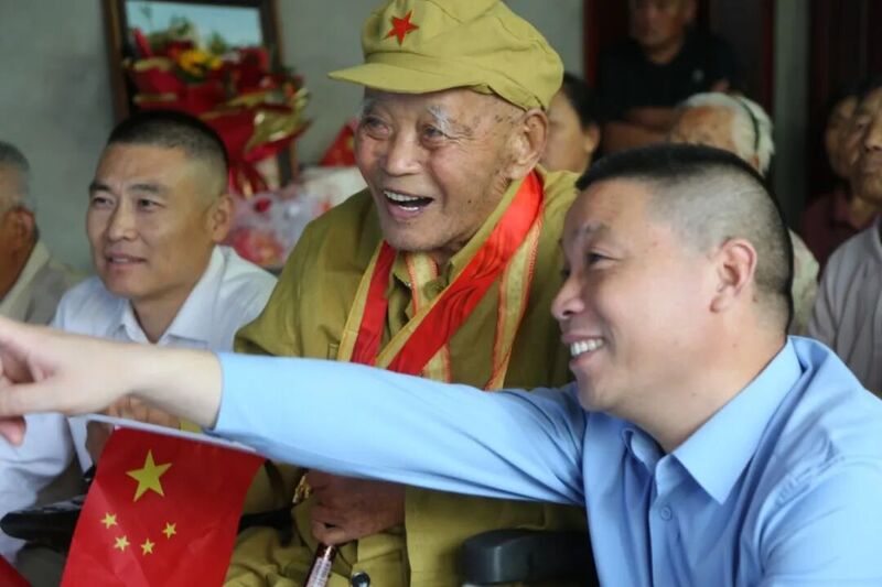 国网邳州供电员工为老兵搭建高清大屏_家人称观看阅兵是102岁老人最后心愿_102岁抗战老兵阅兵日隔空观礼
