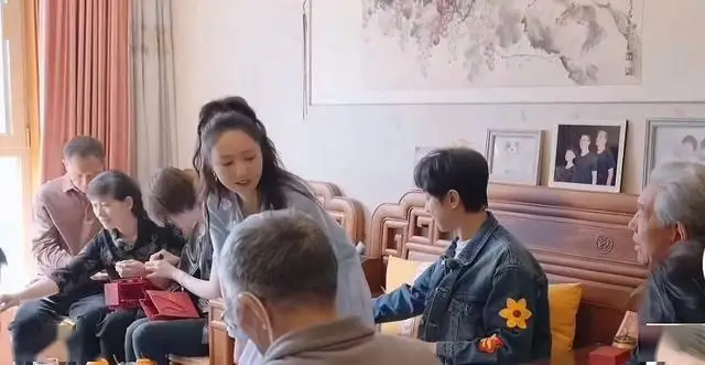 董璇说不会把钱都给张维伊_董璇张维伊见面礼金子事件_董璇恋爱脑金饰送礼被质疑