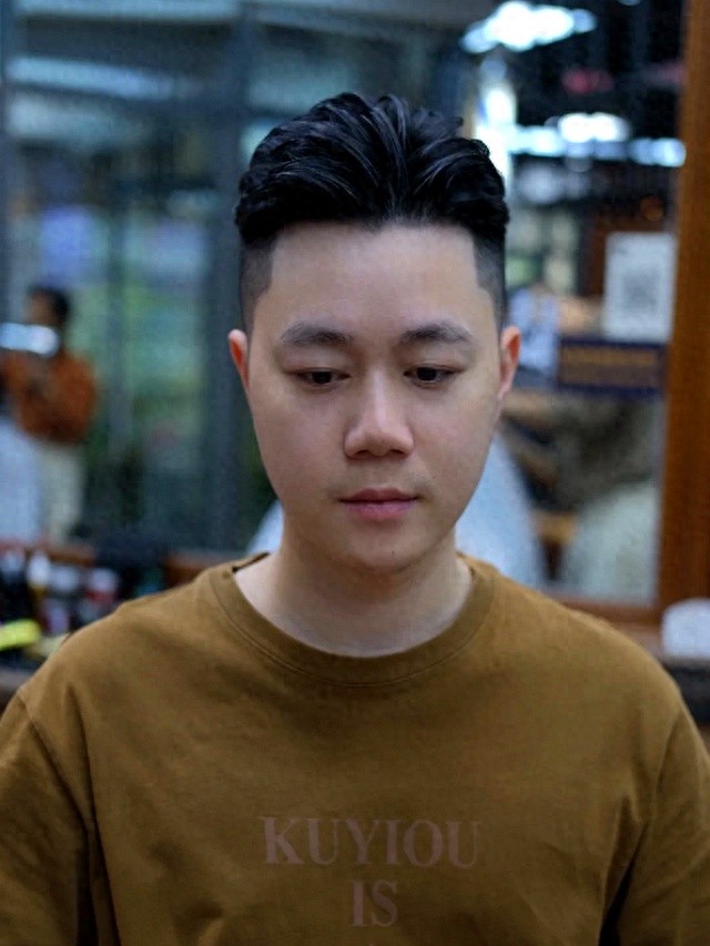 30岁男人发型_男生娃娃脸适合什么发型_纹理背头技巧