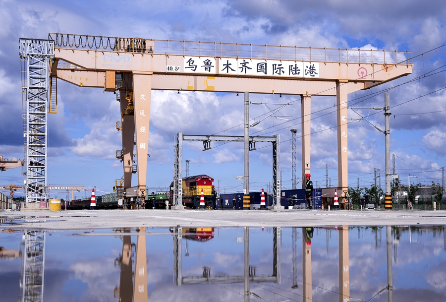 总书记的“家常话”格外暖心_习近平总书记关心新疆建设发展故事_民族团结一家亲