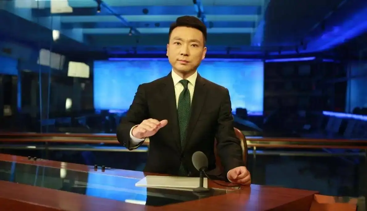 央视各种直播失误大集合_央视主播贺红梅直播失误_康辉主播职业生涯发展