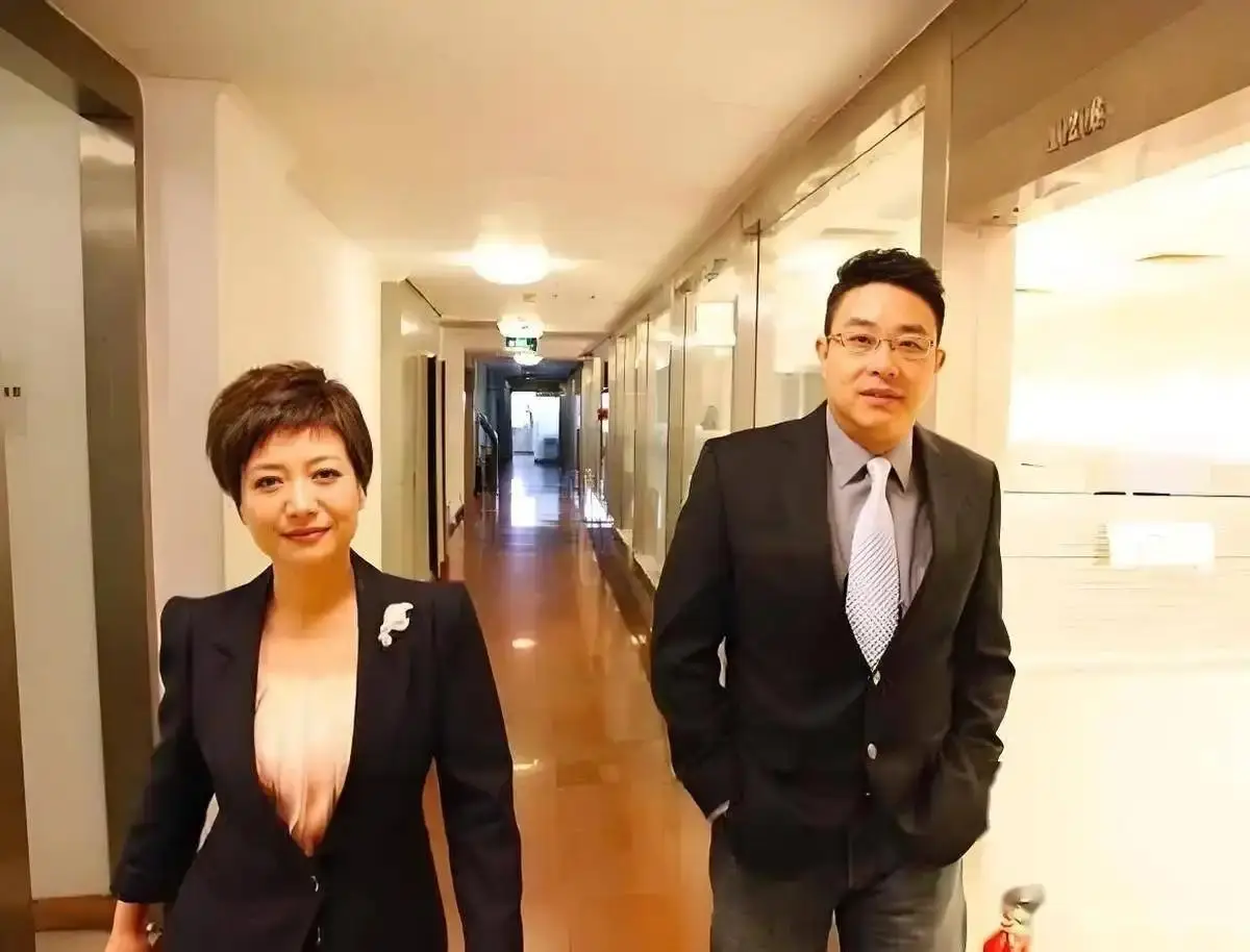 央视各种直播失误大集合_央视主播贺红梅直播失误_康辉主播职业生涯发展