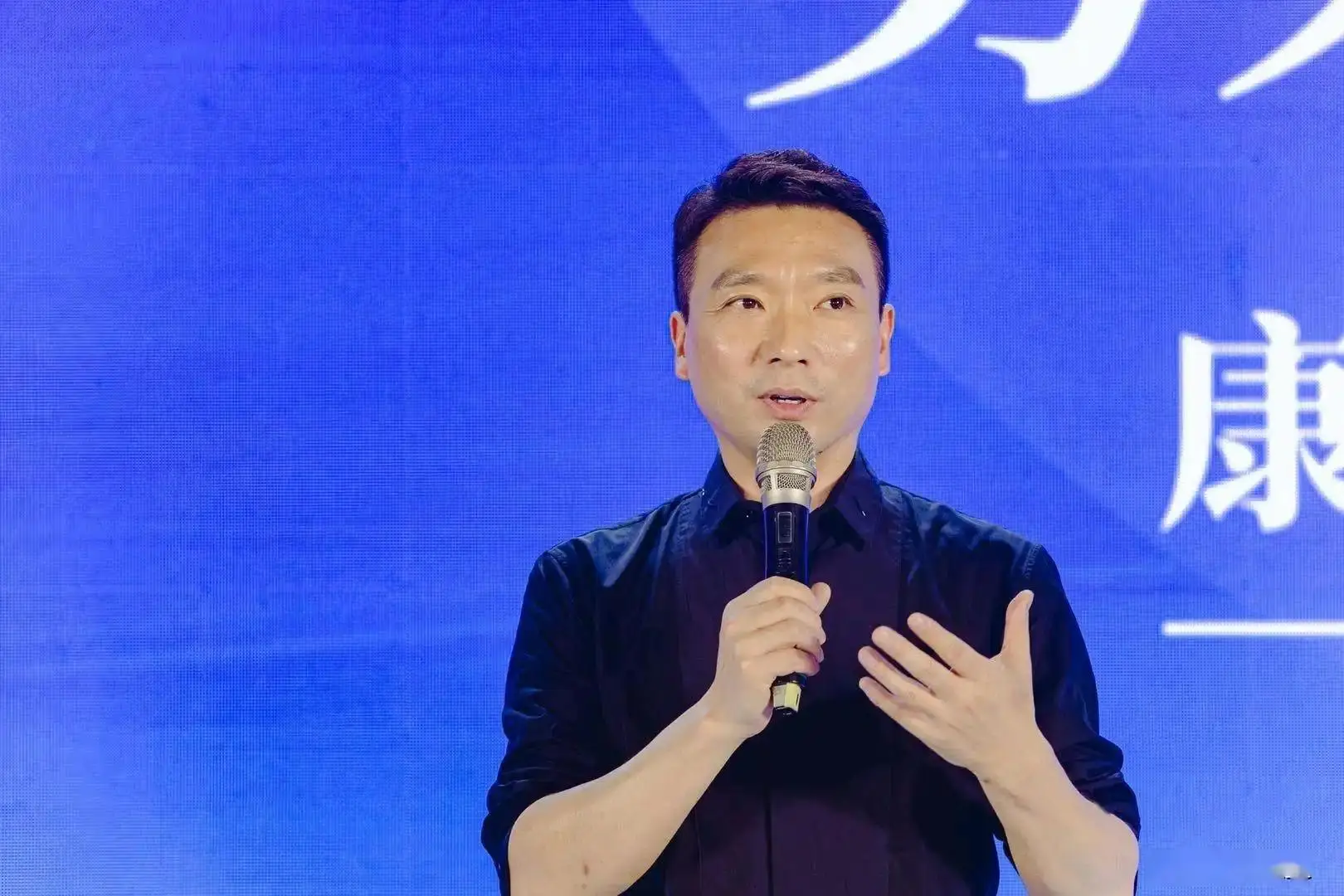 央视各种直播失误大集合_央视主播贺红梅直播失误_康辉主播职业生涯发展