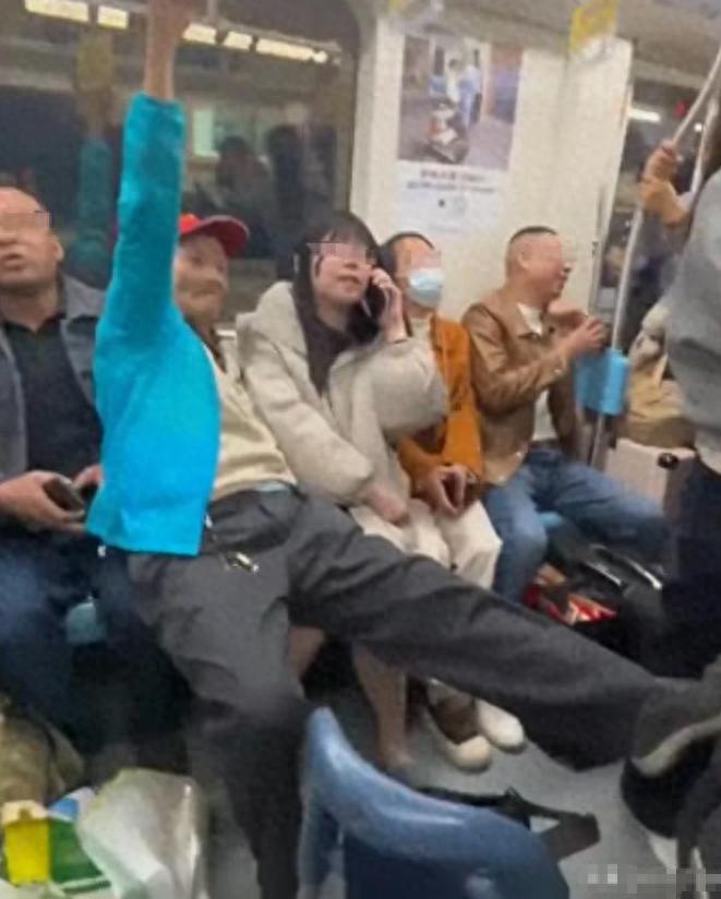 上海地铁大爷强坐女生腿后续！公开耍流氓，底裤扒光，身份不简单