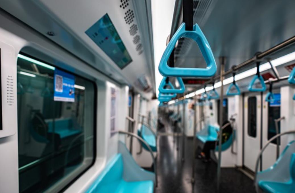 大爷地铁猥亵年轻女子_上海地铁实时新闻_上海地铁霸腿事件