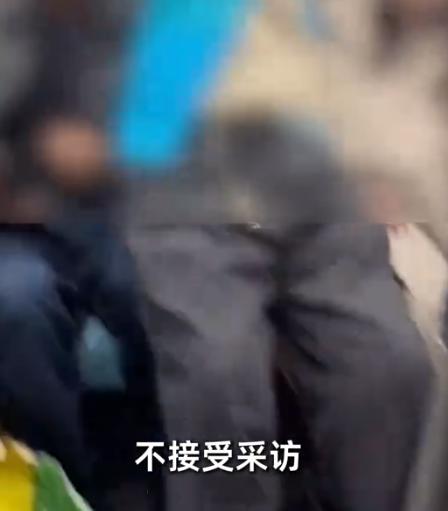 大爷地铁猥亵年轻女子_上海地铁实时新闻_上海地铁霸腿事件