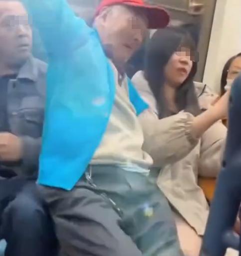 大爷地铁猥亵年轻女子_上海地铁霸腿事件_上海地铁实时新闻