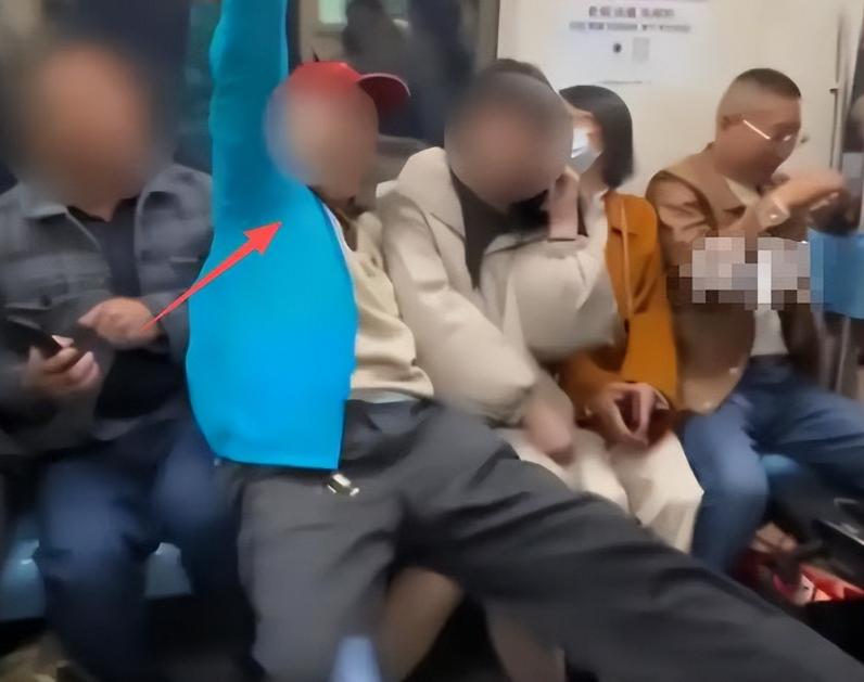 上海地铁霸腿事件_大爷地铁猥亵年轻女子_上海地铁实时新闻