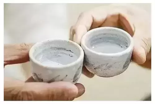 如何在酒桌上敬酒说话（哪些敬酒词简单又得体）