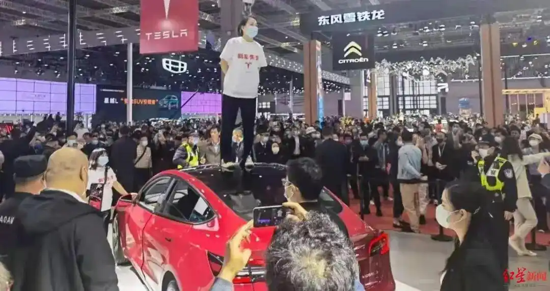 特斯拉车顶维权女车主判决 行车数据提供纠纷 张女士特斯拉维权案件_特斯拉撞死闯国道野猪 车主被判全责