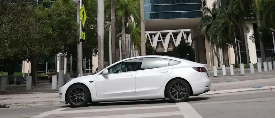 特斯拉因2019年车祸被判赔2.43亿美元！司机捡手机时自动辅助驾驶撞死路人 马斯克：将上诉