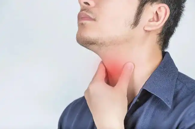 真菌性咽喉炎_抗生素使用误区_嗓子疼就吃抗生素?当心“引来”真菌