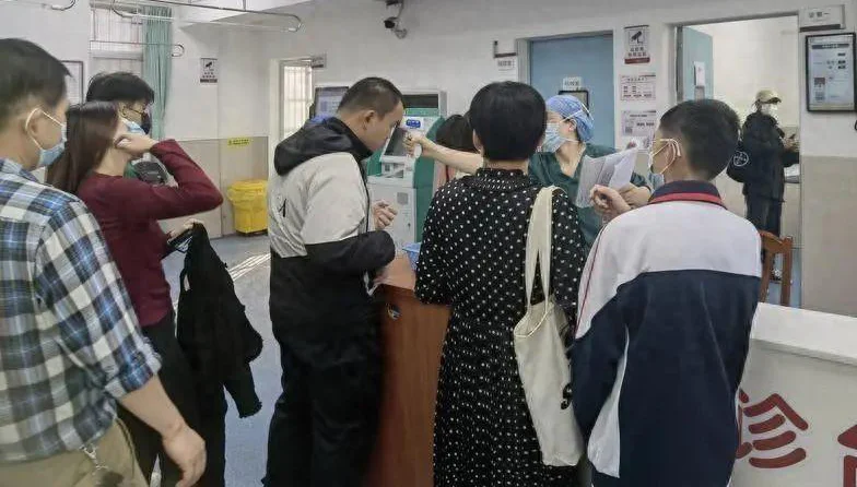 嗓子一肿就吃消炎药，专家：不建议盲目服用抗生素