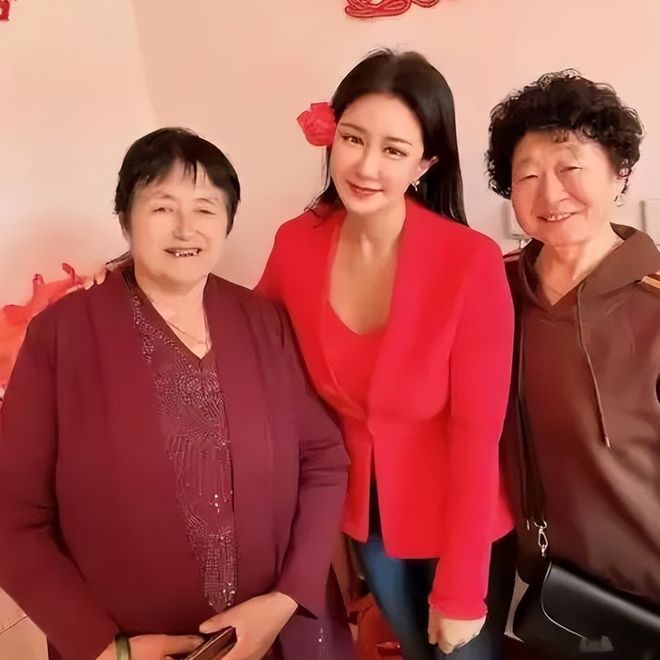 港星张暖雅农村婚姻_香港明星低调生活_张暖雅全婐照片图bt