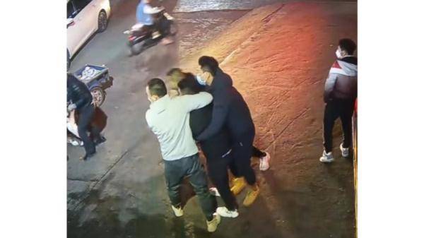 高速上豪车碰瓷党 疯狂作案300起_碰瓷行为定罪标准_碰瓷者如何定罪处罚
