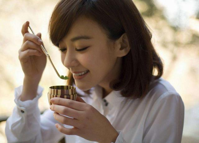 陈意涵综艺吻戏争议_陈意涵大胆坦率言论_陈楚河赖雅妍吻戏