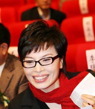 新闻播报视频_李瑞英 央视新闻联播 播报员
