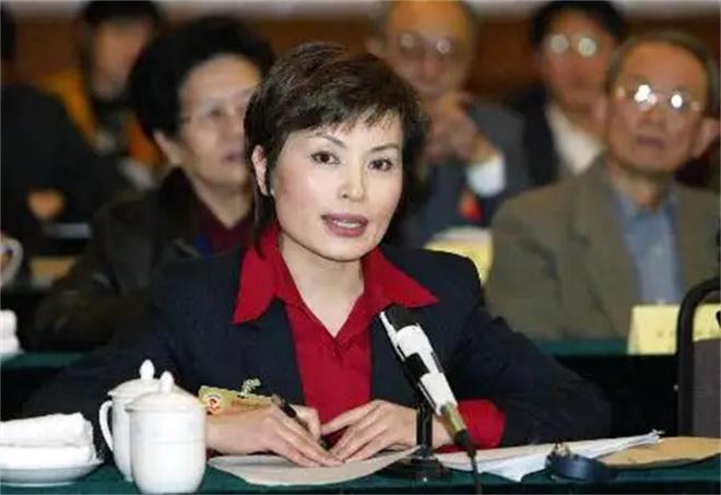 李瑞英 央视新闻联播 播报员_新闻播报视频
