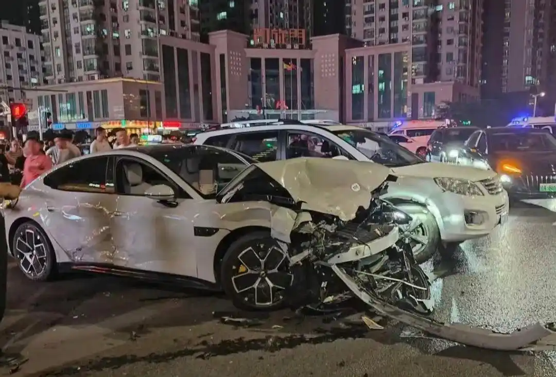 郑州市桐柏南路交通事故_武汉一路口突发车祸致7伤 司机被抓_小米SU7郑州交通事故