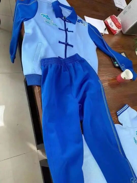 山东一中学校服被吐槽像寿衣，校方最新回应：最终款式还没确定