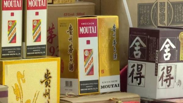 女子买酒被骗六万 民警揪出嫌疑人！现场查获假酒375瓶 涉案30余万元