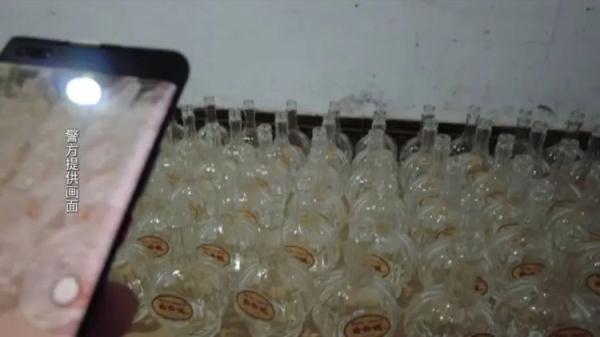 女子买酒被骗六万 民警揪出嫌疑人！现场查获假酒375瓶 涉案30余万元