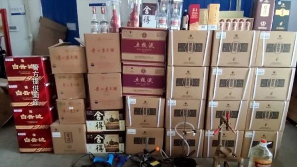 女子买酒被骗六万 民警揪出嫌疑人！现场查获假酒375瓶 涉案30余万元