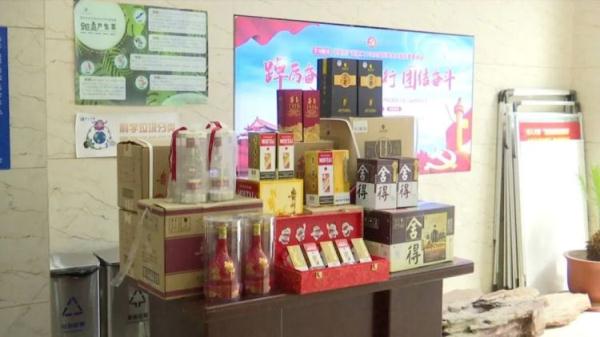 女子买酒被骗六万 民警揪出嫌疑人！现场查获假酒375瓶 涉案30余万元