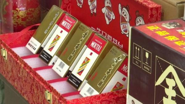 女子买酒被骗六万 民警揪出嫌疑人！现场查获假酒375瓶 涉案30余万元