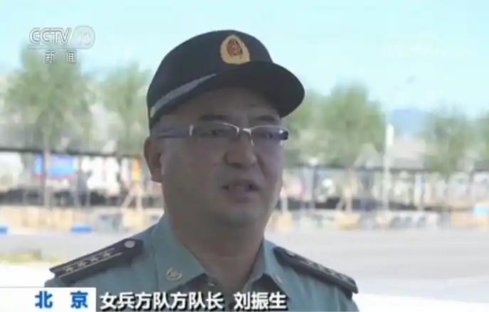 国庆阅兵女兵方队首次挂枪 受阅队员来自6大军种武警部队 女将军徒步受阅_2025年阅兵火遍全网的女兵再次受阅