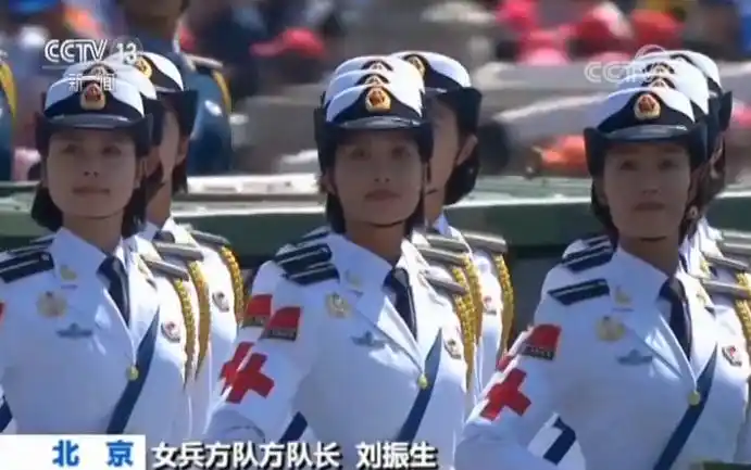 国庆阅兵女兵方队首次挂枪 受阅队员来自6大军种武警部队 女将军徒步受阅_2025年阅兵火遍全网的女兵再次受阅