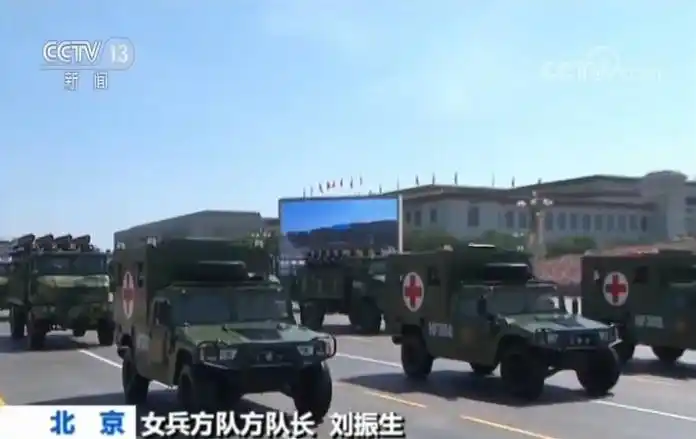 国庆阅兵女兵方队首次挂枪 受阅队员来自6大军种武警部队 女将军徒步受阅_2025年阅兵火遍全网的女兵再次受阅