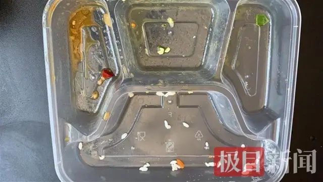 游客在内蒙古排队捡土豆 当地回应_免费午餐浪费问题探讨_内蒙古额济纳旗滞留游客扔掉隔离盒饭事件