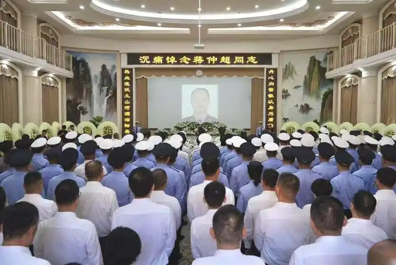 交警大队中队长执法现场被撞牺牲_蒋仲超交警顶车牺牲事件_武汉交警蒋仲超牺牲