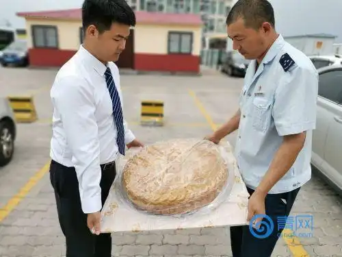 中秋坚守岗位司机慰问_武汉现超大月饼重388斤 500人排队吃_今年全市最大月饼