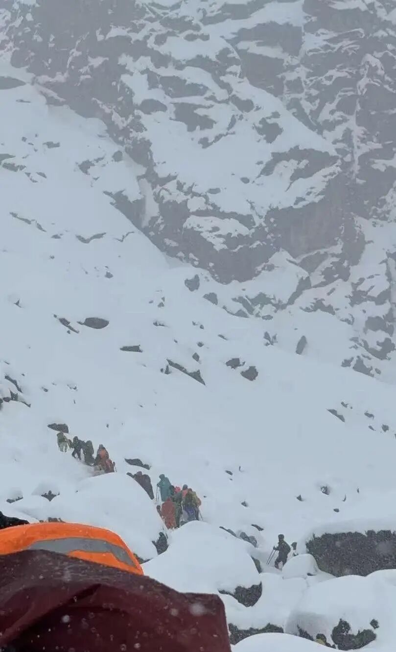 珠峰东坡突发暴雪，近千人被困！牦牛无法行动，帐篷被压垮，有人已出现失温；景区：数百人正上山铲雪，已有部分人被救下山