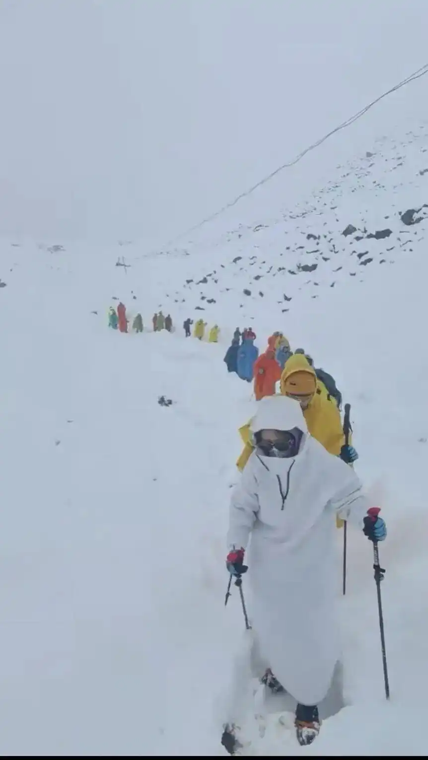 西藏珠峰暴雪被困游客救援_定日县嘎玛沟徒步旅行受阻_亲历珠峰暴雪游客：全身结冰 很恐怖