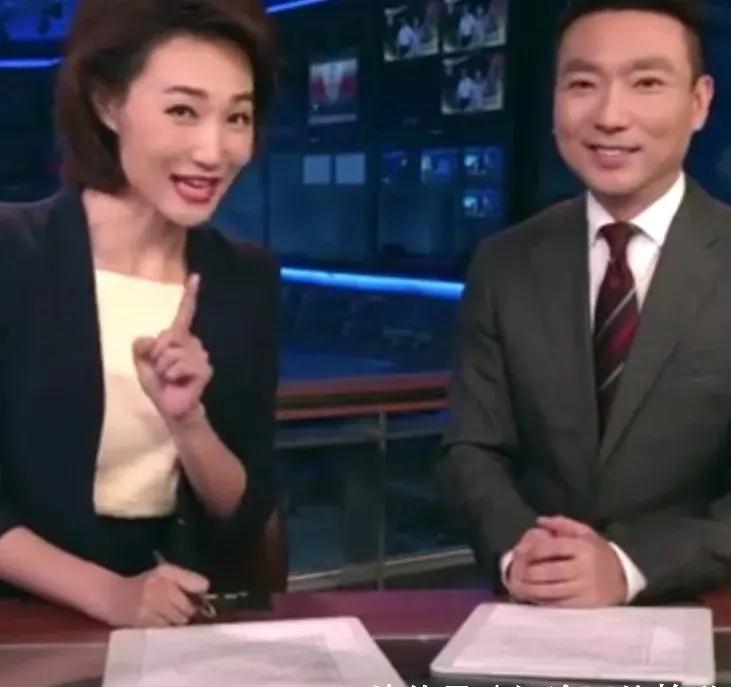 《电视》主持人稿子长啥样？康辉现场展示：难怪从来不会出错