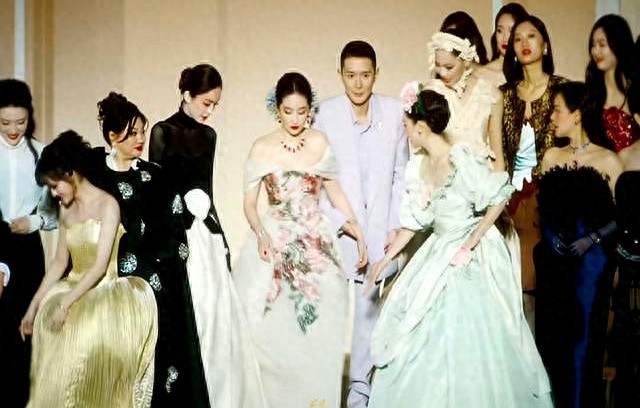 上海红毯有多抓马刘亦菲掉链子、杨幂扯裙摆、周冬雨透视装辣眼