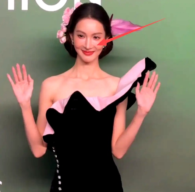 刘亦菲杨幂礼服尴尬_女星红毯大尺度着装_百万高定红毯崩线