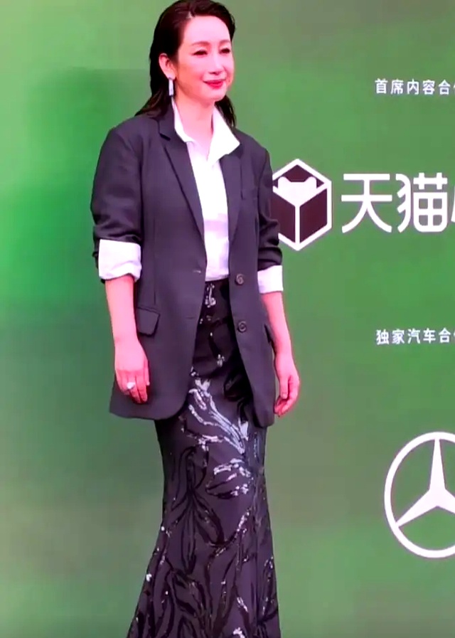 百万高定红毯崩线_刘亦菲杨幂礼服尴尬_女星红毯大尺度着装