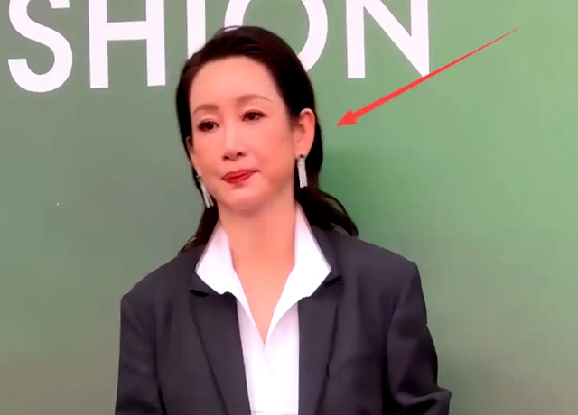 百万高定红毯崩线_刘亦菲杨幂礼服尴尬_女星红毯大尺度着装