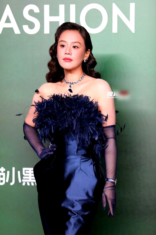 百万高定红毯崩线_女星红毯大尺度着装_刘亦菲杨幂礼服尴尬