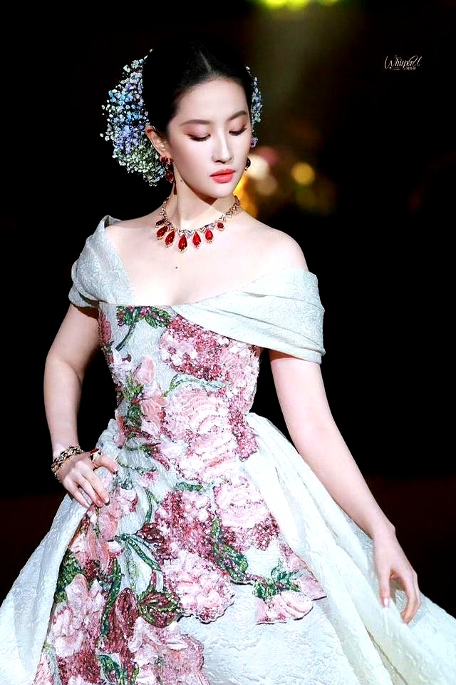 刘亦菲杨幂礼服尴尬_百万高定红毯崩线_女星红毯大尺度着装