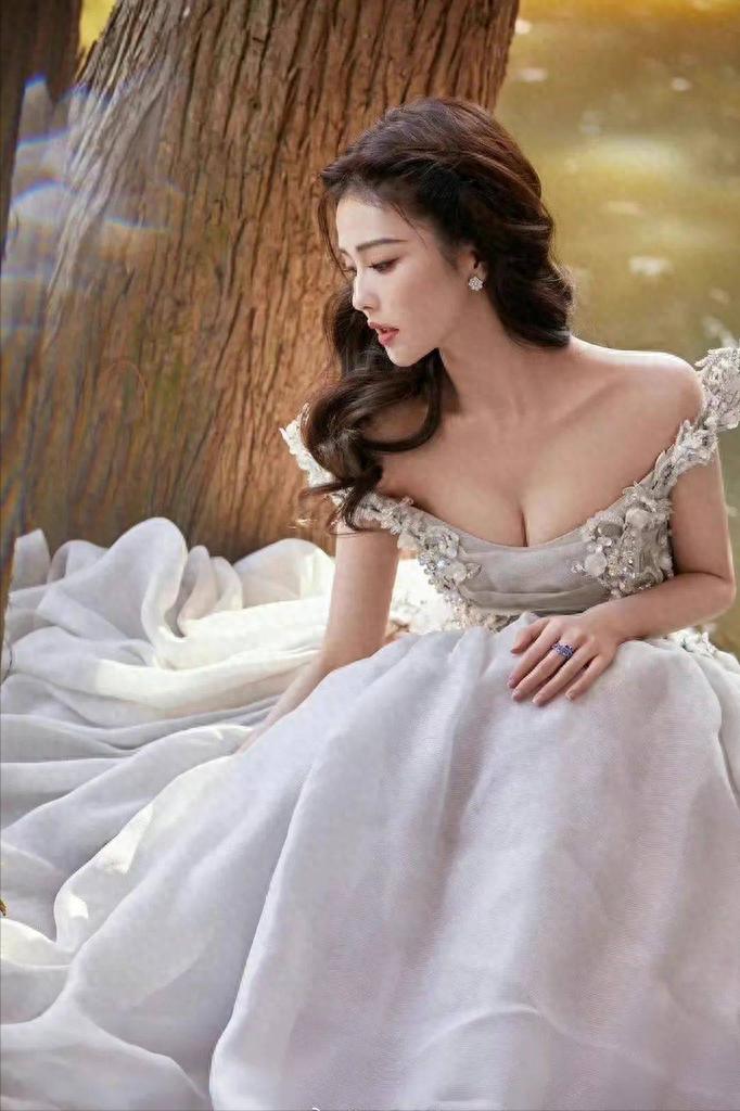 一眼惊艳 vs. 一眼尴尬！这些女星的红毯造型对比太刺激了！